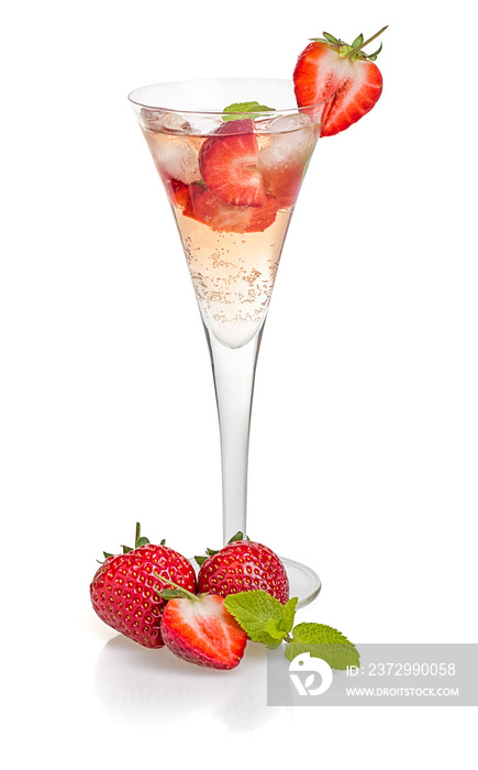 在香槟长笛中加入草莓和薄荷的Aperitif