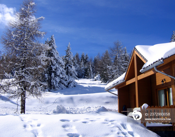 Chalet sous la neige