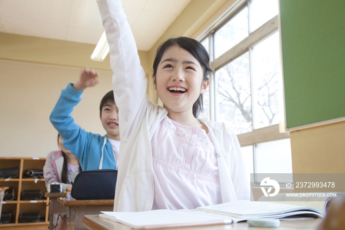 上课时举手的小学生男女