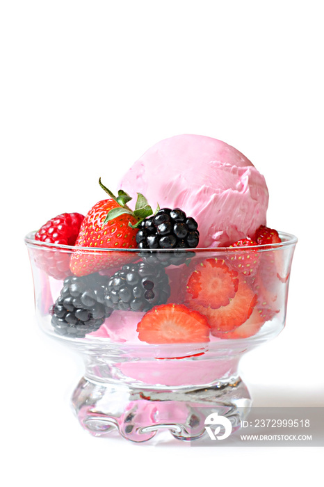 草莓冰淇淋或冰冻酸奶