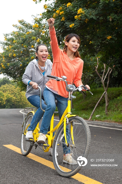 年轻大学生在校园里骑车