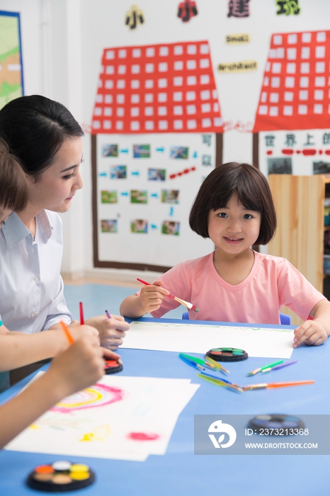 幼儿园女老师辅导儿童画画