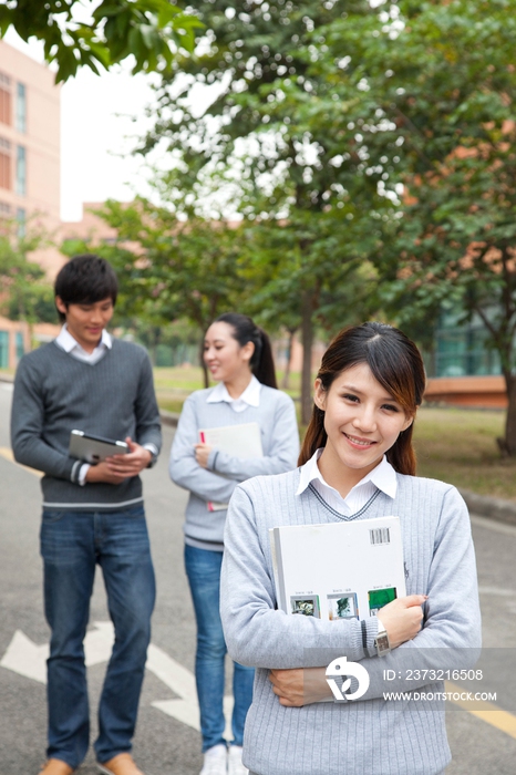 年轻大学生在校园里漫步