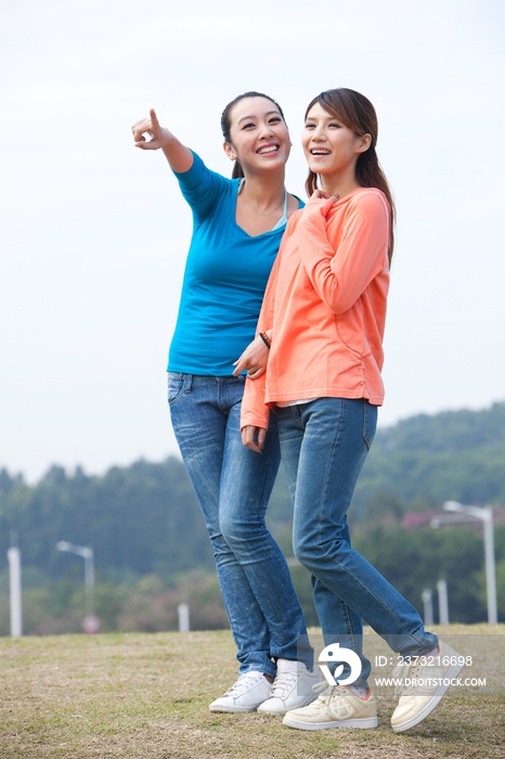 年轻女人在郊外