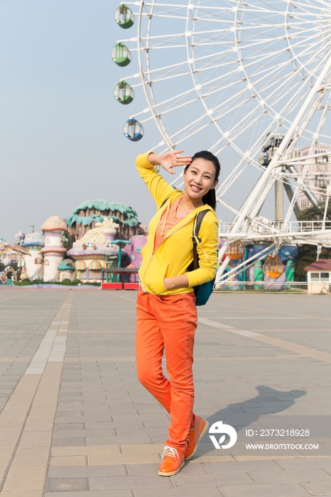 年轻女人在游乐园