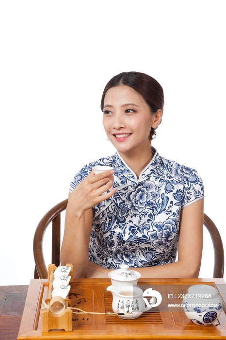 棚拍身穿中国传统服装的年轻女人品茶