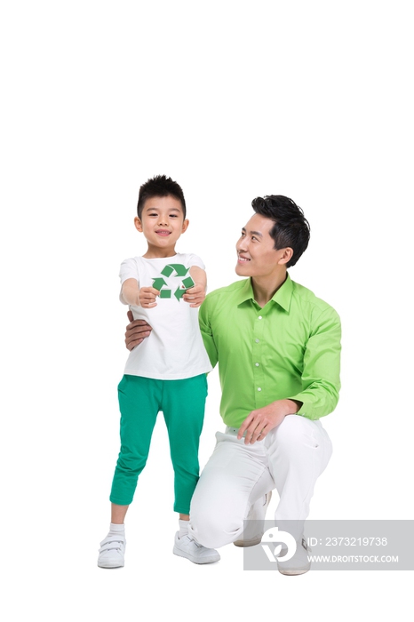 穿绿色衬衫的青年男人和小男孩拿着环保标志