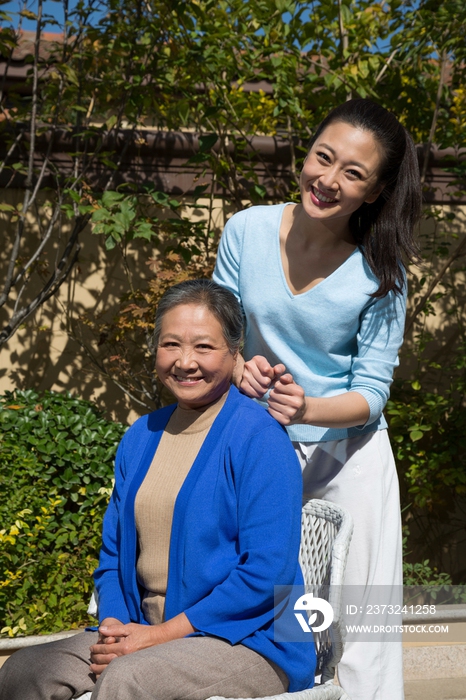 年轻女人和老年女人在院子里