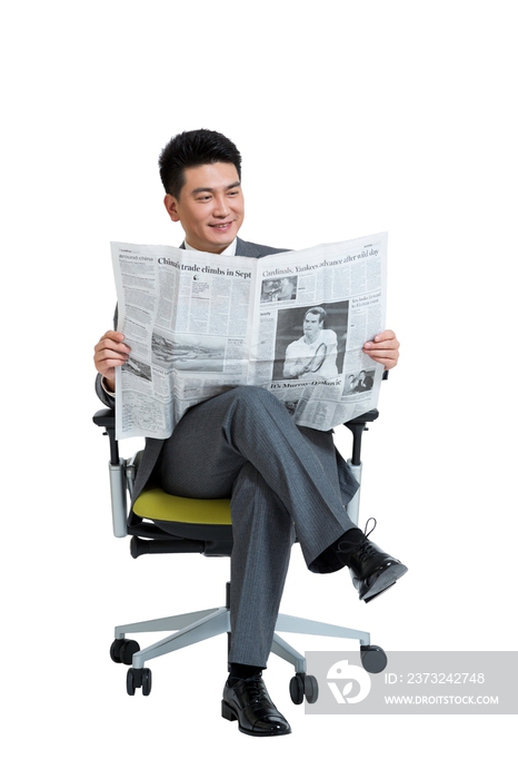 棚拍中年商务男士坐办公椅看报纸
