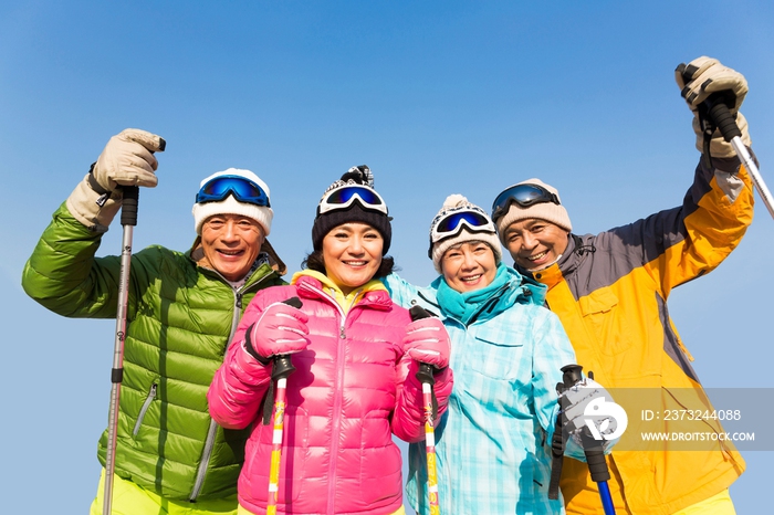 快乐的老年人冬季登山