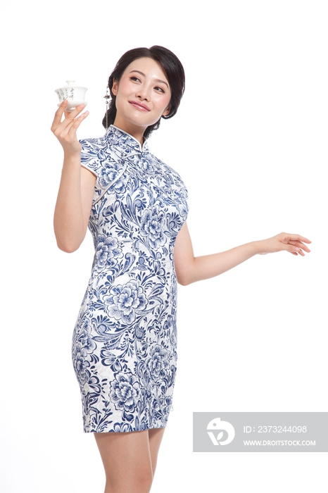 棚拍身穿中国传统服装的年轻女人端茶