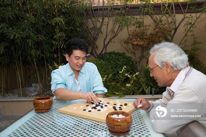 父子在院子里下棋