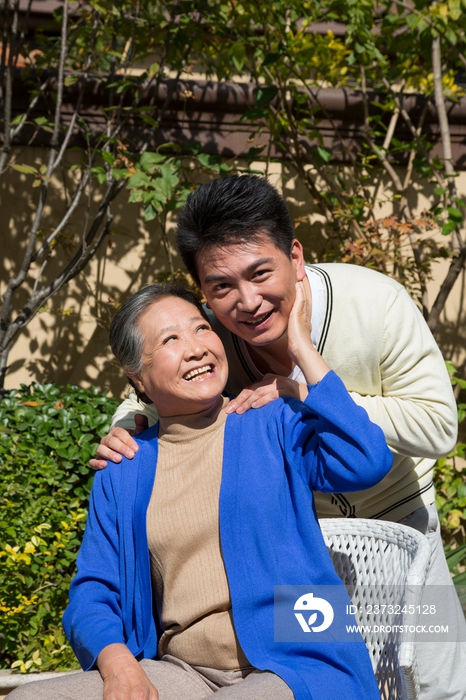 中年男人和老年女人在院子里