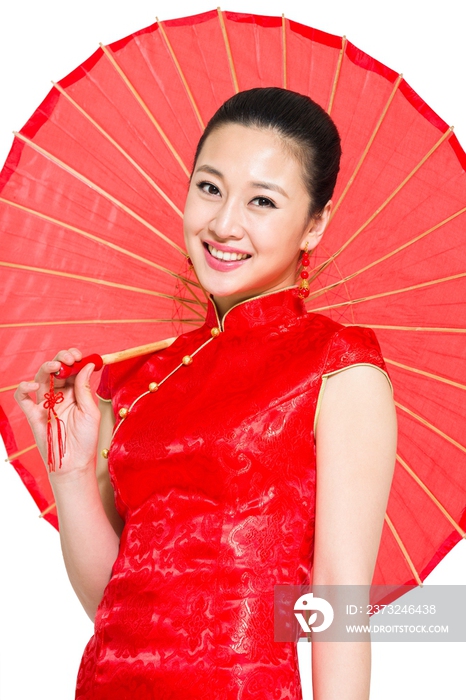 棚拍穿红色旗袍的年轻女人举着油布伞