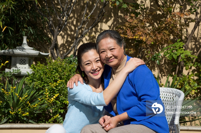 年轻女人和老年女人在院子里