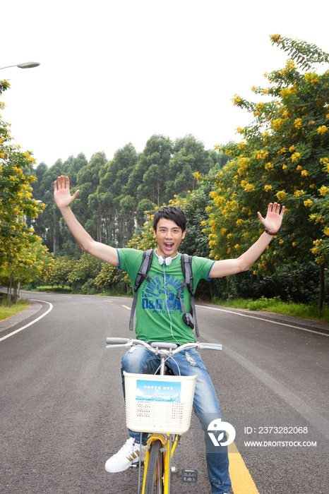 年轻大学生在校园里骑车