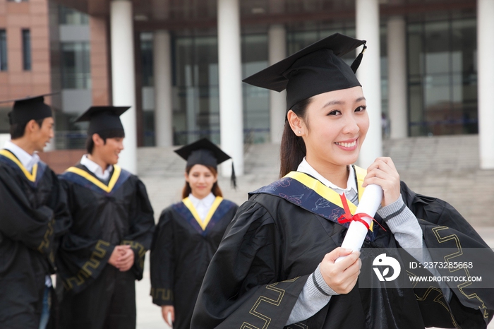 年轻大学生的校园毕业典礼