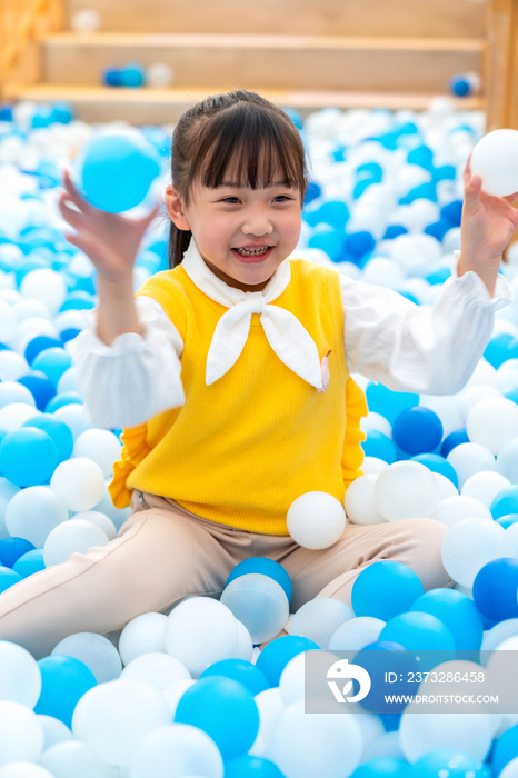 快乐的小女孩在玩海洋球