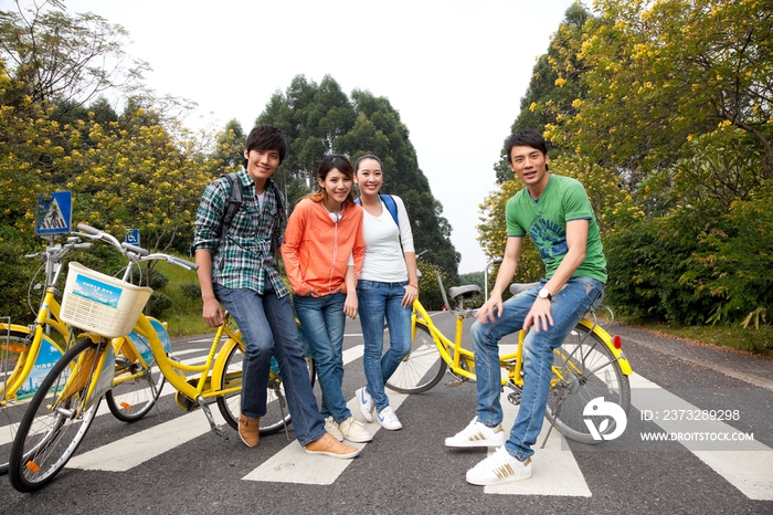 年轻大学生在校园里骑车