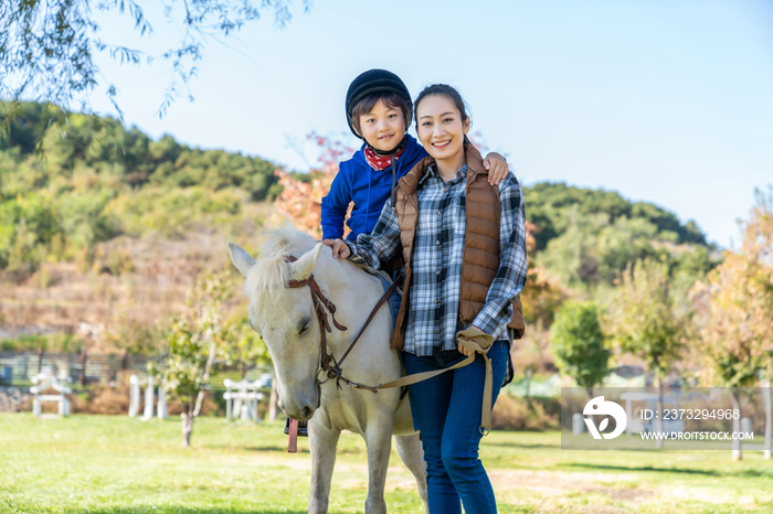 妈妈带儿子骑马