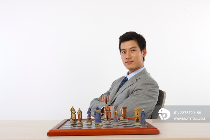 商务男士玩国际象棋