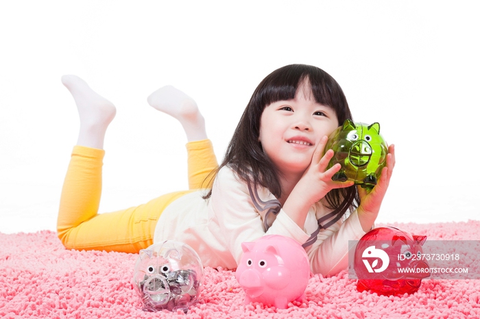 可爱的小女孩和小猪存钱罐