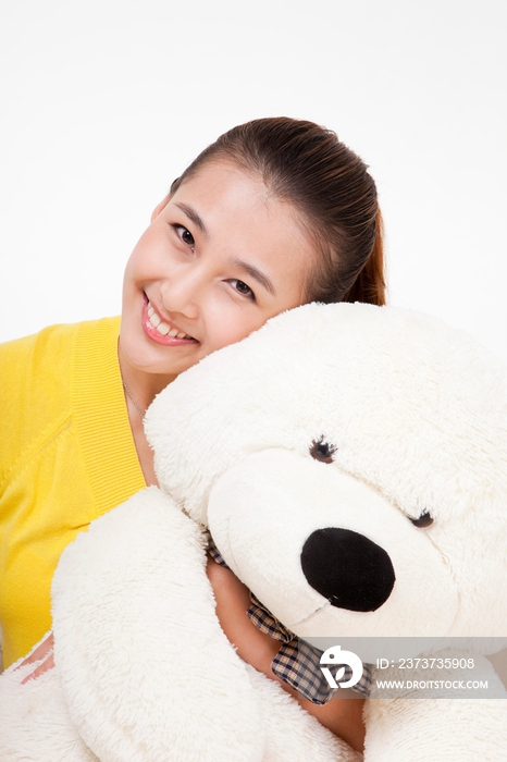 年轻女人抱着玩具熊