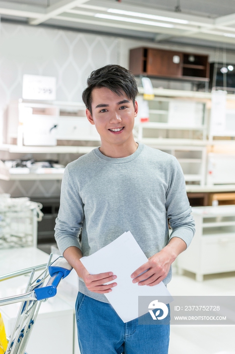 年轻男子挑选家居