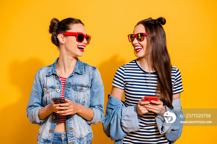 Two brunette hair lady in glasses spectacles street style stylis