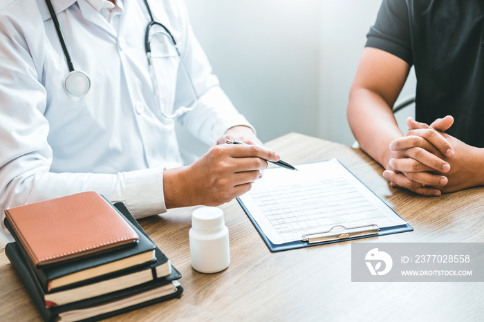 Doctors and patients sit and talk. At the table near the window in the hospital.