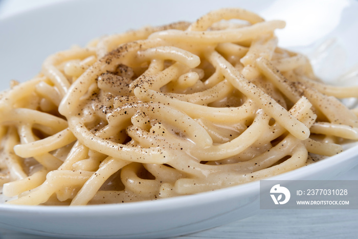 Piatto di deliziosi spaghetti cacio & pepe, ricetta tipica della cucina Romana, Cibo Italiano