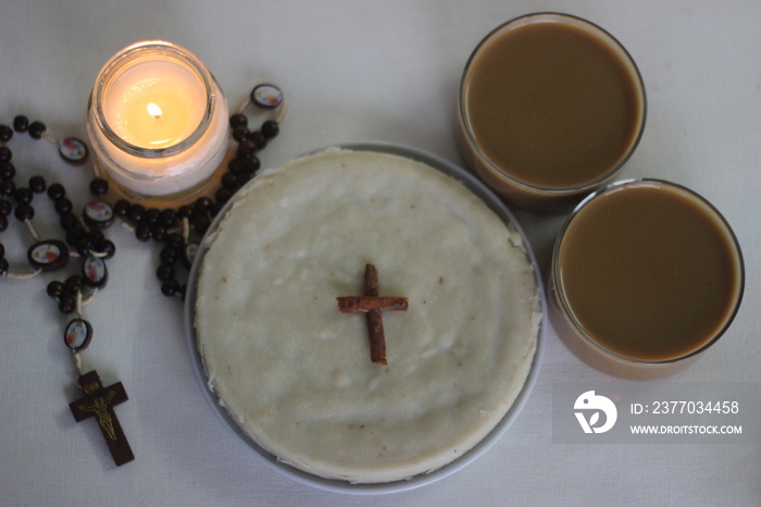 Unleavened rice cake made of of rice flour, garlic, lentils on Maundy Thursday in memory of Passover and the last supper. Christians from Kerala call this as  Pesaha Appam or Kurishu appam