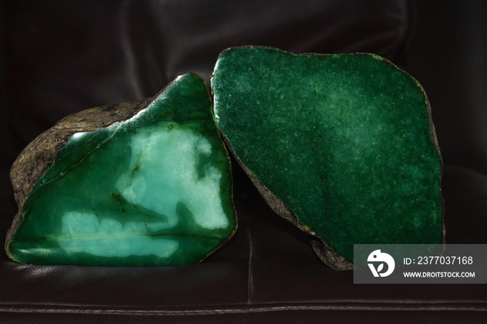 Green jade Lumpy That is rare and expensive to make into jewelry