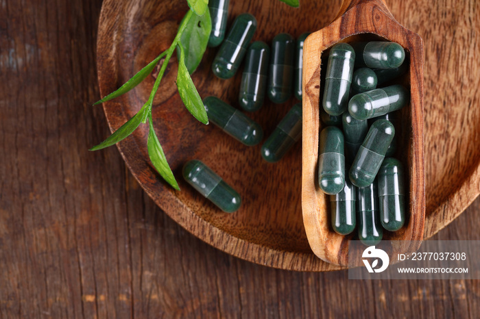 spirulina capsules food supplement