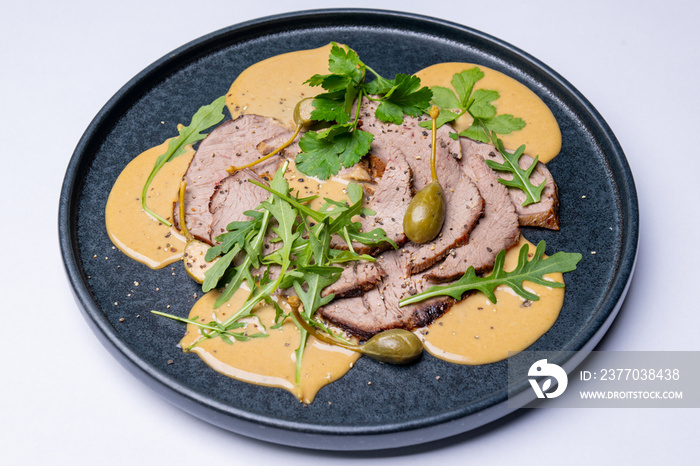 Vitello tonnato con capperi e rucola