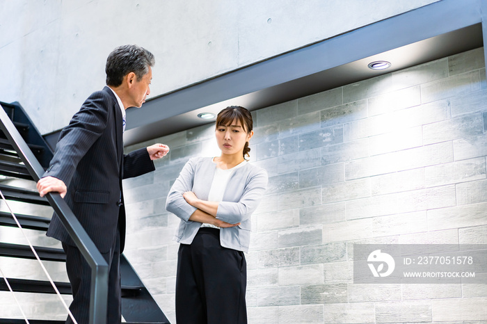 パワハラを受ける女性社員