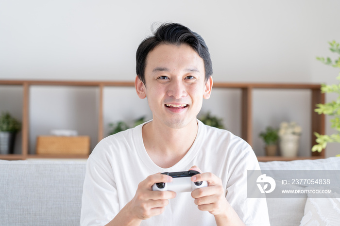 ゲームをするアジア人男性