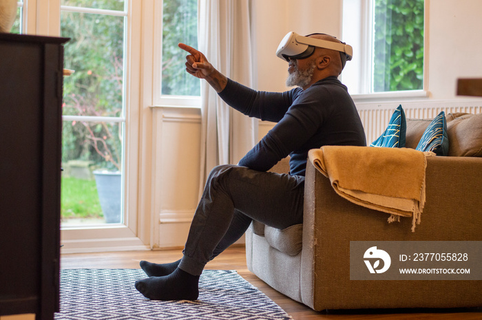 Mature_man playing game using_VR_headset