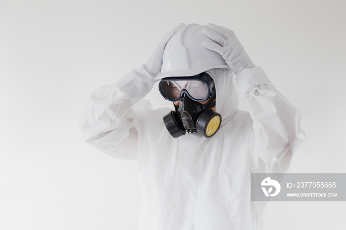 防護服をつけた男性　環境汚染問題イメージ