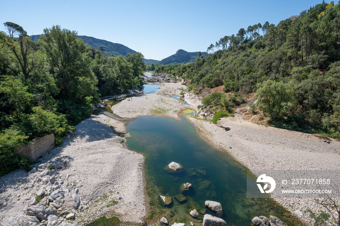 Vue sur le Gardon de Saint Jean depuis lé voie ferrée, près d’Anduze, dans les Cévennes, Gard, Occitanie, France