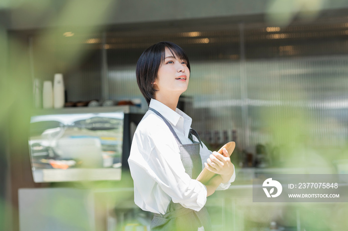 カフェ 女性スタッフ