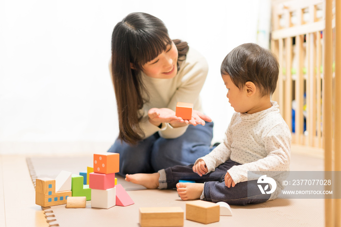 積み木で遊ぶ子供