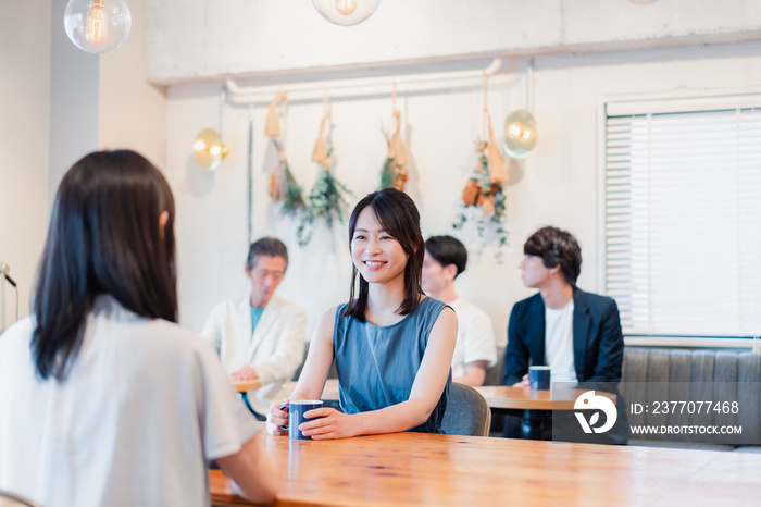 カフェで会話をする二人の女性