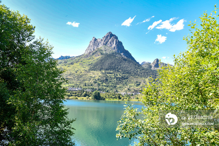 The Lanuza reservoir, located at the head of the Tena valley at the foot of Sallente de Gállego and formed by the waters of the Gallego river. Above Sallent, the impressive Peña Foratata stands out.