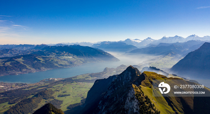 Schweizer Landschaft mit Blick auf Interlaken, vom Stockhorn.