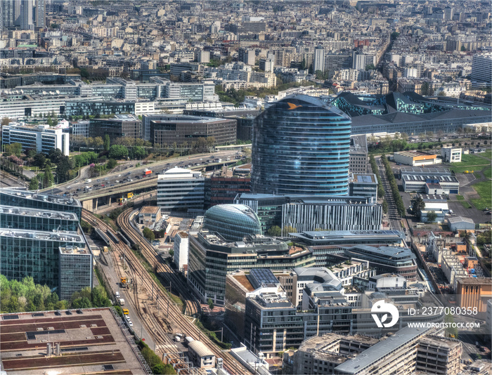 vue aérienne d’immeubles à Issy-les-Moulineaux aux portes de Paris