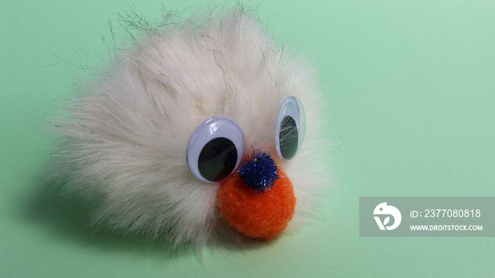 Figura de peluche blanco con ojos y nariz