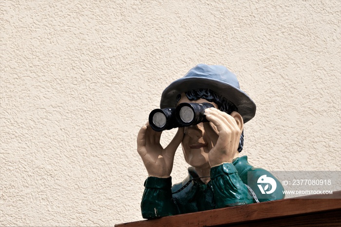 Der Beobachter - Ein  Mann beobachtet mit einem Fernglas