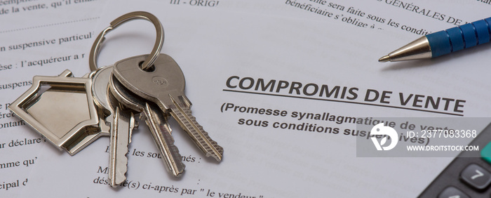 Formulaire de compromis de vente, clés, calculette et stylo. Concept d’achat immobilier, France