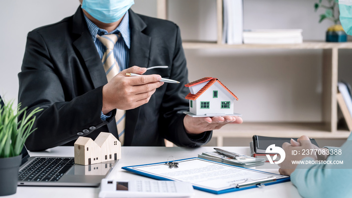 Real estate agent home to customers to agree to trade at the office wearing masks.